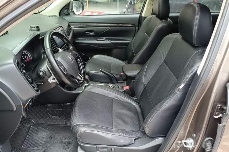 Used Mitsubishi Outlander 2016 2.4L 4x4 Luxury Edition 7-Seater Left Front Seat