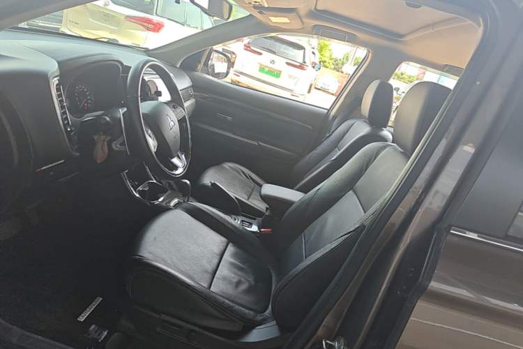 Used Mitsubishi Outlander 2016 2.4L 4x4 Luxury Edition 7-Seater Left Front Seat