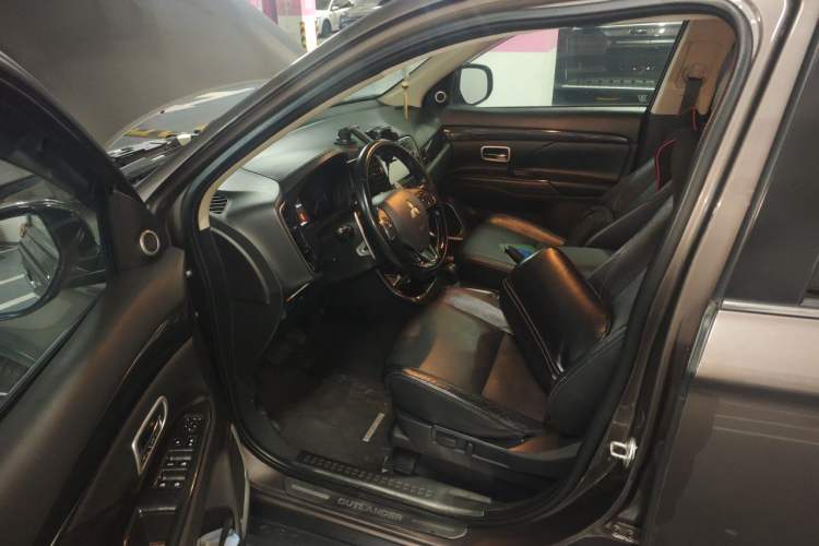 Used Mitsubishi Outlander 2016 2.4L 4x4 Elite Edition 7-Seater Left Front Seat