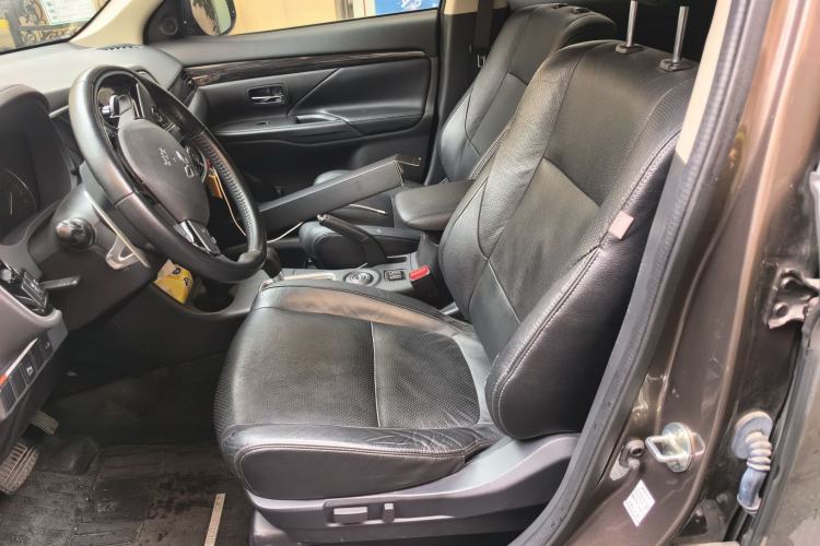 Used Mitsubishi Outlander 2016 2.4L 4x4 Elite Edition 5 Seats Left Front Seat
