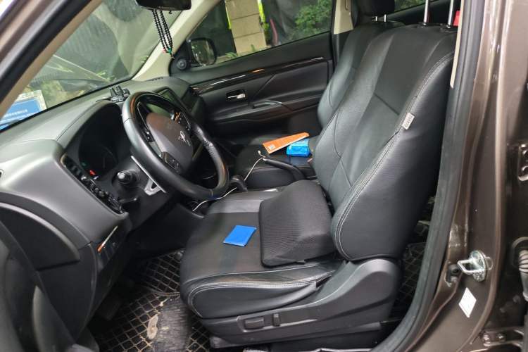 Used Mitsubishi Outlander 2016 2.4L 4x4 Luxury Edition 7-Seater Left Front Seat