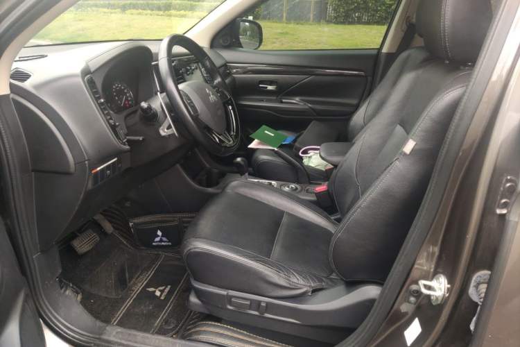 Used Mitsubishi Outlander 2016 2.4L 4x4 Elite Edition 5 Seats Left Front Seat