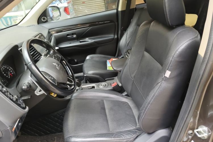 Used Mitsubishi Outlander 2016 2.4L 4x4 Elite Edition 7-Seater Left Front Seat