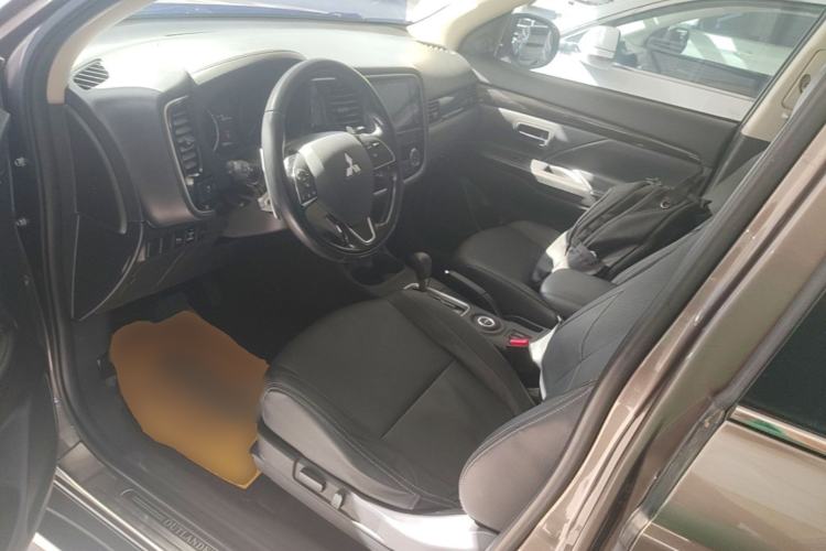 Used Mitsubishi Outlander 2016 2.4L 4x4 Elite Edition 5 Seats Left Front Seat