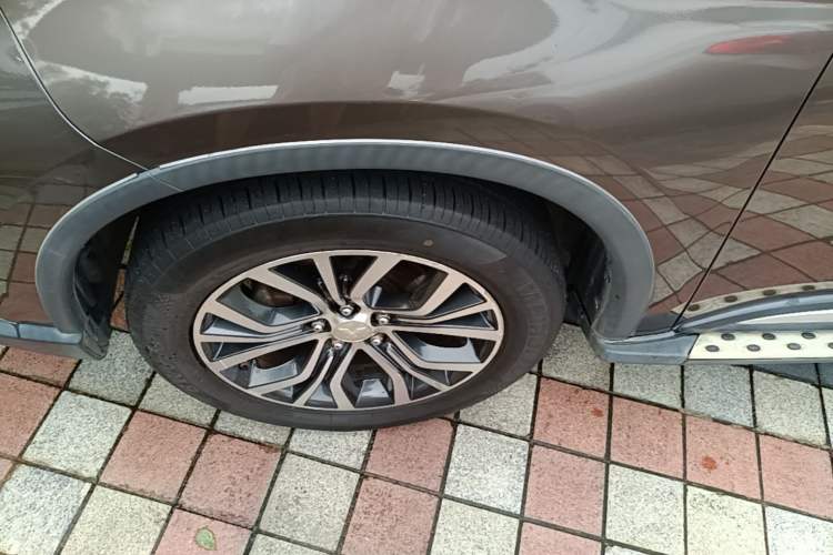 Used Mitsubishi Outlander 2016 2.4L 4x4 Luxury Edition 7-Seater Left Front Wheel Hub
