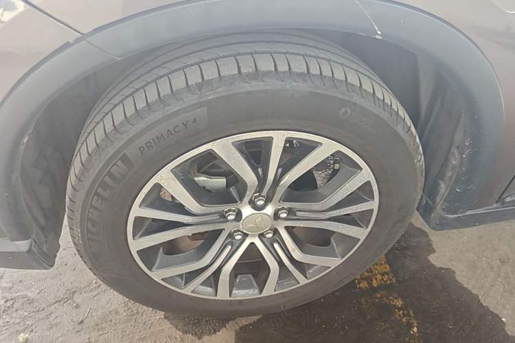 Used Mitsubishi Outlander 2016 2.4L 4x4 Luxury Edition 7-Seater Left Front Wheel Hub
