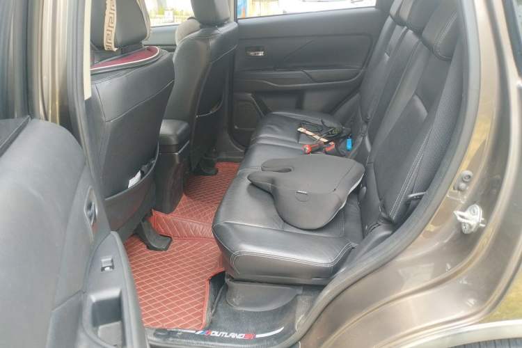 Used Mitsubishi Outlander 2016 2.4L 4x4 Luxury Edition 7-Seater Left Rear Seat