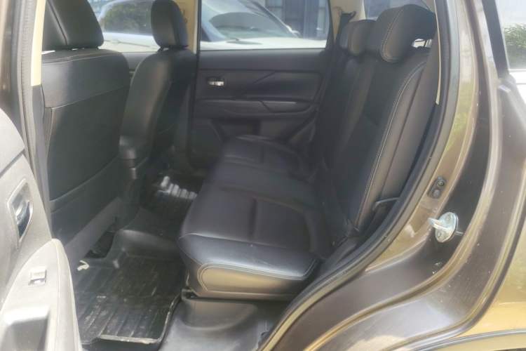 Used Mitsubishi Outlander 2016 2.4L 4x4 Elite Edition 7-Seater Left Rear Seat