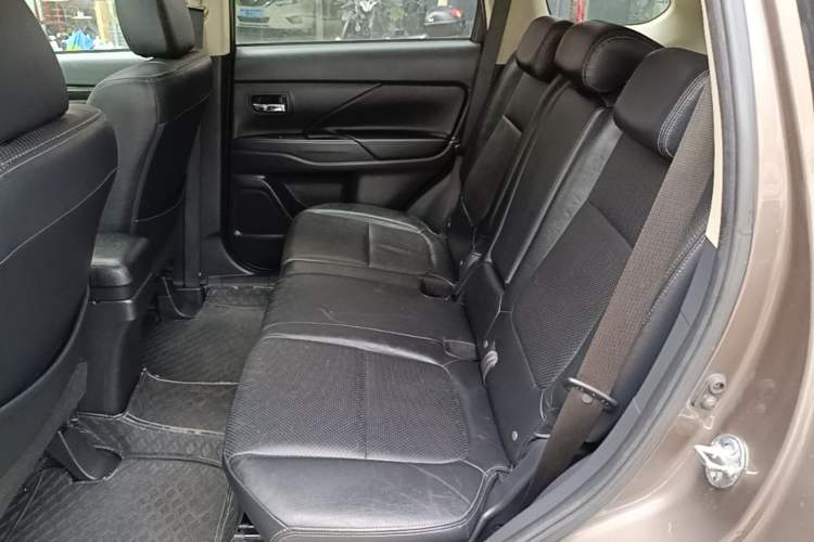 Used Mitsubishi Outlander 2016 2.4L 4x4 Luxury Edition 7-Seater Left Rear Seat
