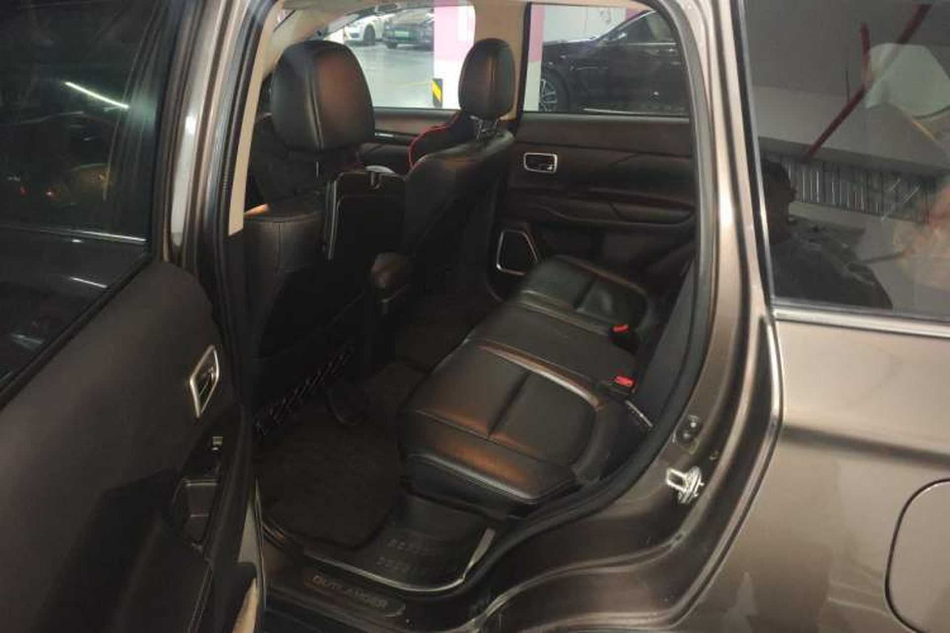 Used Mitsubishi Outlander 2016 2.4L 4x4 Elite Edition 7-Seater Left Rear Seat