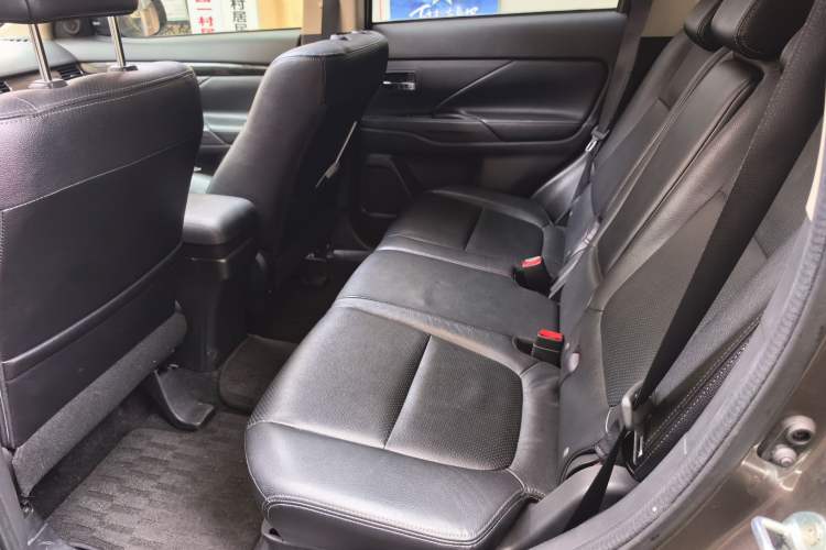 Used Mitsubishi Outlander 2016 2.4L 4x4 Elite Edition 5 Seats Left Rear Seat