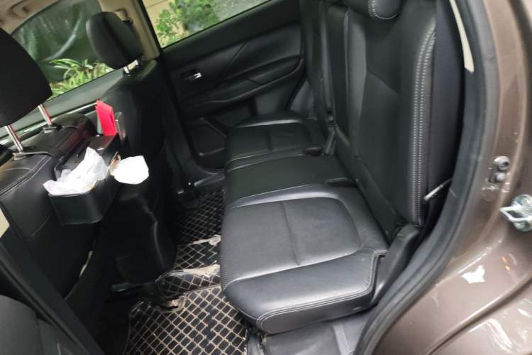 Used Mitsubishi Outlander 2016 2.4L 4x4 Luxury Edition 7-Seater Left Rear Seat