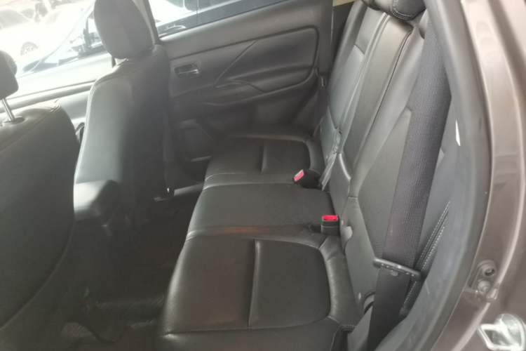 Used Mitsubishi Outlander 2016 2.4L 4x4 Elite Edition 5 Seats Left Rear Seat