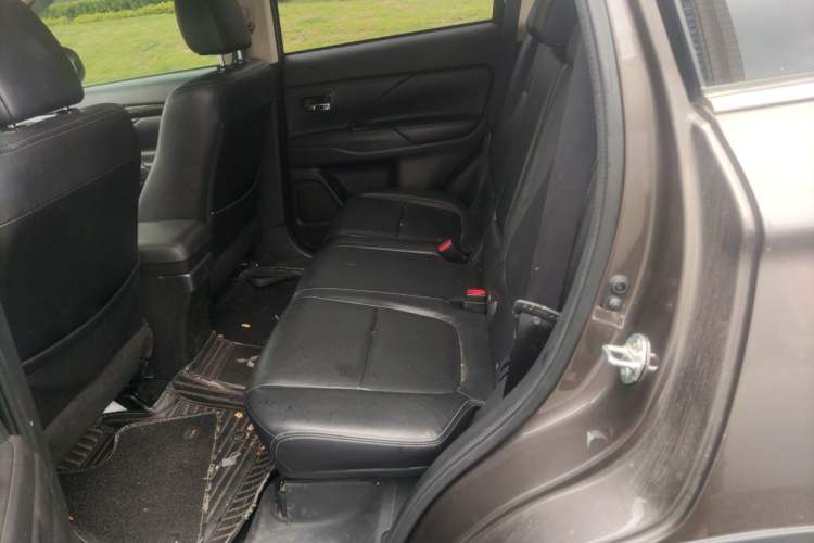 Used Mitsubishi Outlander 2016 2.4L 4x4 Elite Edition 5 Seats Left Rear Seat