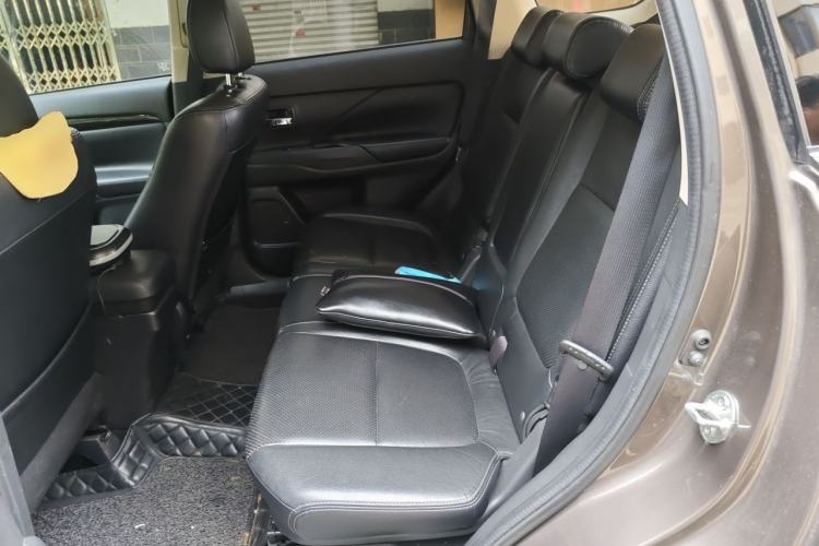 Used Mitsubishi Outlander 2016 2.4L 4x4 Elite Edition 7-Seater Left Rear Seat