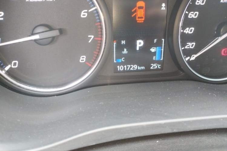 Used Mitsubishi Outlander 2016 2.4L 4x4 Luxury Edition 7-Seater Odometer Close Up