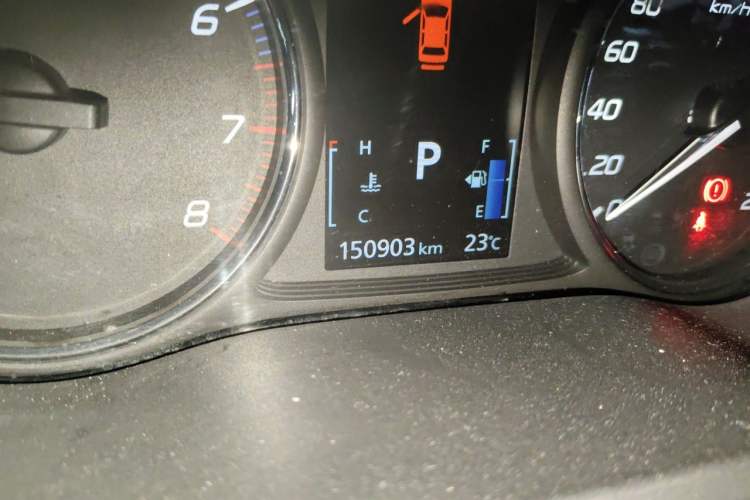 Used Mitsubishi Outlander 2016 2.4L 4x4 Luxury Edition 7-Seater Odometer Close Up