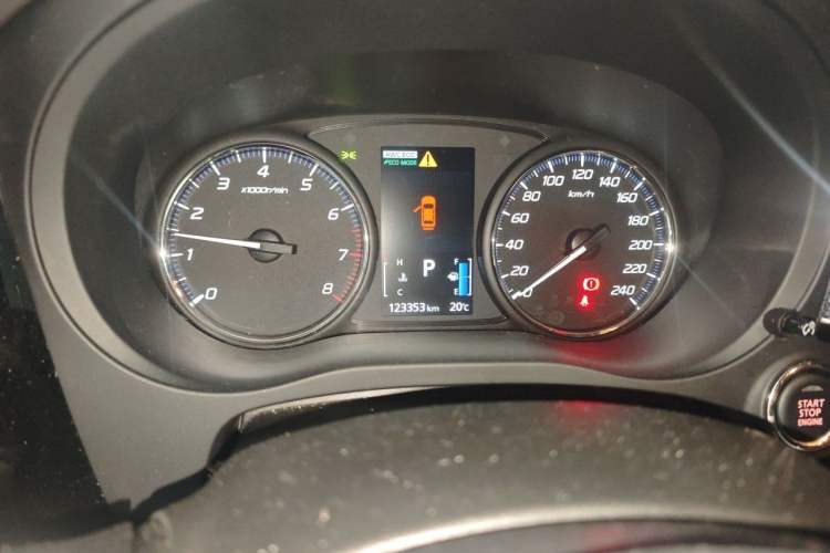 Used Mitsubishi Outlander 2016 2.4L 4x4 Elite Edition 7-Seater Odometer Close Up