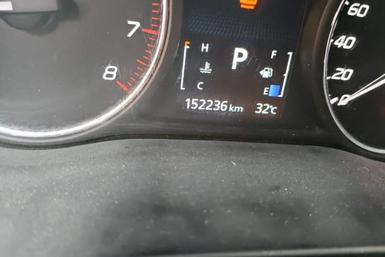Used Mitsubishi Outlander 2016 2.4L 4x4 Elite Edition 7-Seater Odometer Close Up