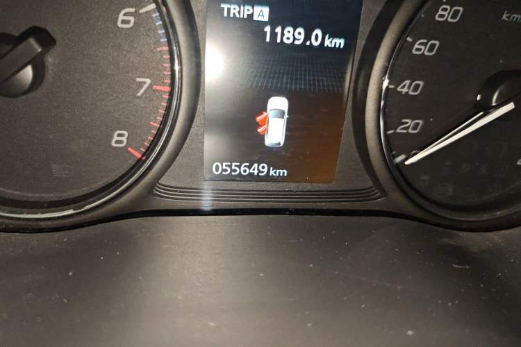 Used Mitsubishi Outlander 2016 2.4L 4x4 Elite Edition 5 Seats Odometer Close Up