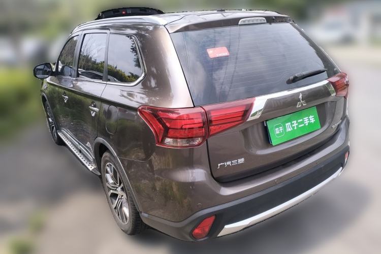 Used Mitsubishi Outlander 2016 2.4L 4x4 Luxury Edition 7-Seater Rear Left 45 Deg