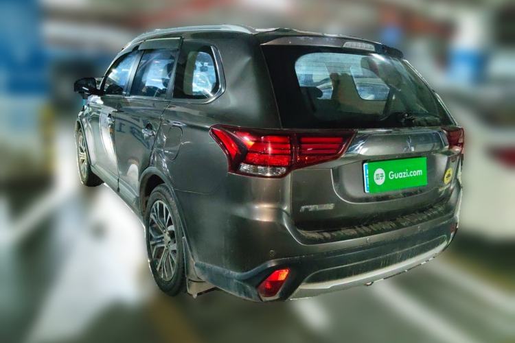 Used Mitsubishi Outlander 2016 2.4L 4x4 Luxury Edition 7-Seater Rear Left 45 Deg