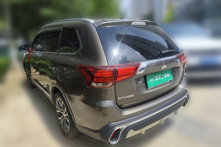 Used Mitsubishi Outlander 2016 2.4L 4x4 Elite Edition 7-Seater Rear Left 45 Deg