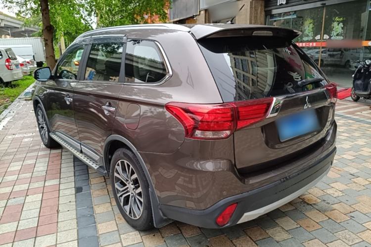 Used Mitsubishi Outlander 2016 2.4L 4x4 Luxury Edition 7-Seater Rear Left 45 Deg