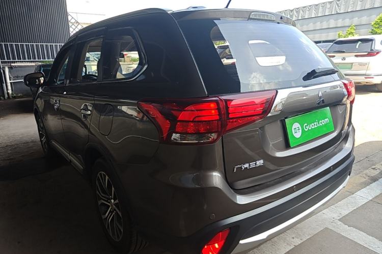 Used Mitsubishi Outlander 2016 2.4L 4x4 Luxury Edition 7-Seater Rear Left 45 Deg