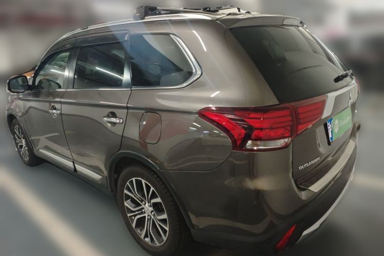 Used Mitsubishi Outlander 2016 2.4L 4x4 Elite Edition 7-Seater Rear Left 45 Deg