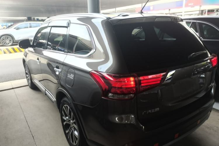 Used Mitsubishi Outlander 2016 2.4L 4x4 Elite Edition 5 Seats Rear Left 45 Deg