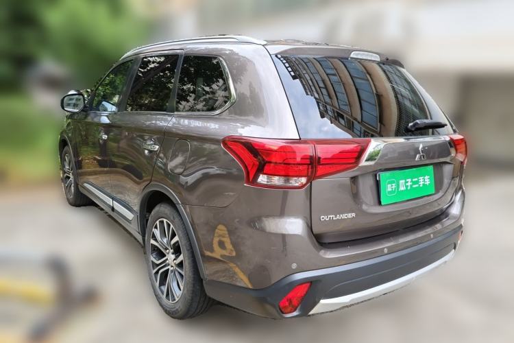 Used Mitsubishi Outlander 2016 2.4L 4x4 Elite Edition 7-Seater Rear Left 45 Deg