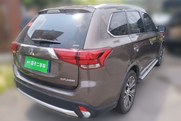 Used Mitsubishi Outlander 2016 2.4L 4x4 Luxury Edition 7-Seater Rear Right 45 Deg