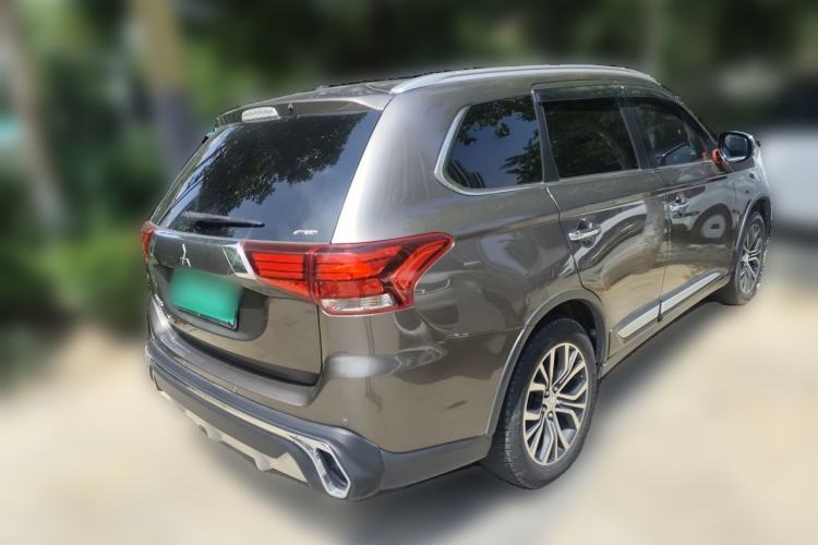 Used Mitsubishi Outlander 2016 2.4L 4x4 Elite Edition 7-Seater Rear Right 45 Deg