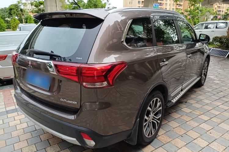 Used Mitsubishi Outlander 2016 2.4L 4x4 Luxury Edition 7-Seater Rear Right 45 Deg