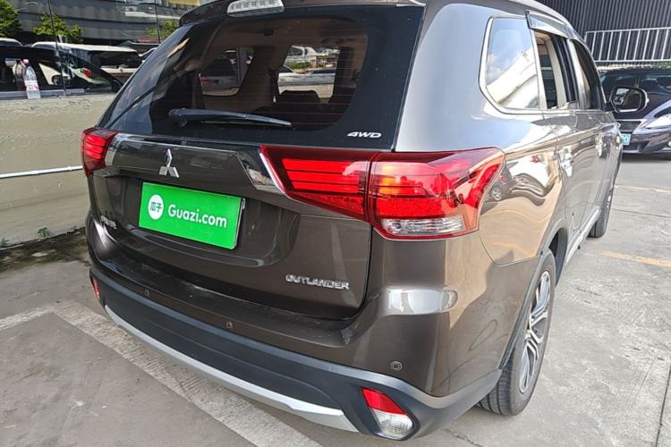 Used Mitsubishi Outlander 2016 2.4L 4x4 Luxury Edition 7-Seater Rear Right 45 Deg