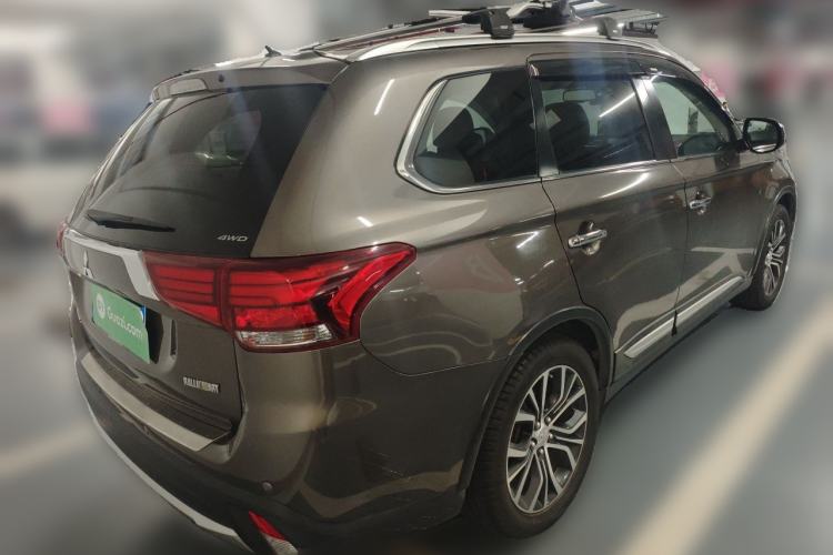 Used Mitsubishi Outlander 2016 2.4L 4x4 Elite Edition 7-Seater Rear Right 45 Deg