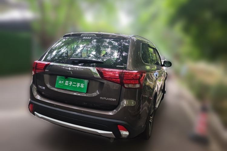 Used Mitsubishi Outlander 2016 2.4L 4x4 Luxury Edition 7-Seater Rear Right 45 Deg