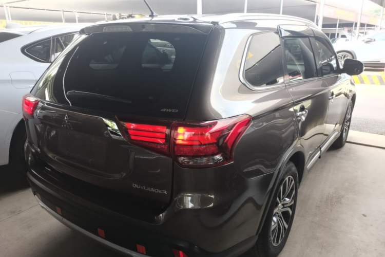 Used Mitsubishi Outlander 2016 2.4L 4x4 Elite Edition 5 Seats Rear Right 45 Deg