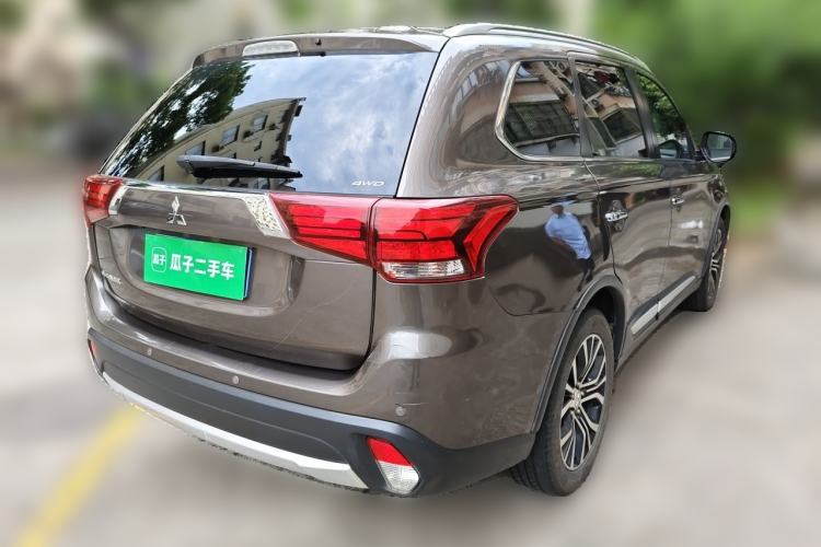Used Mitsubishi Outlander 2016 2.4L 4x4 Elite Edition 7-Seater Rear Right 45 Deg