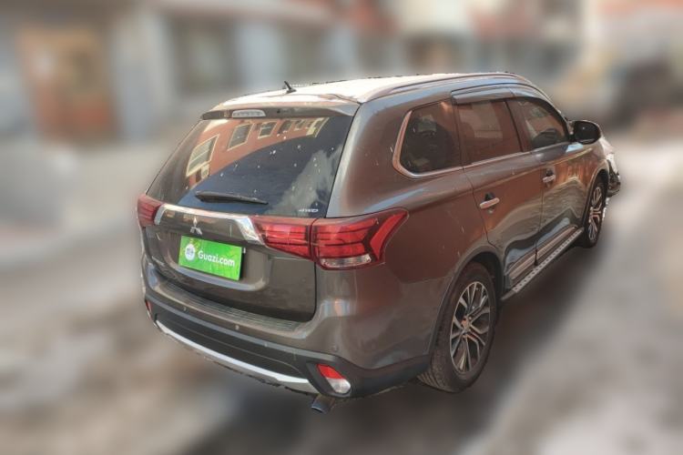 Used Mitsubishi Outlander 2016 2.4L 4x4 Elite Edition 7-Seater Rear Right 45 Deg