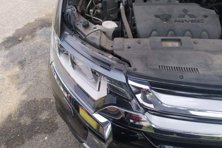 Used Mitsubishi Outlander 2016 2.4L 4x4 Luxury Edition 7-Seater Right Front Headlight