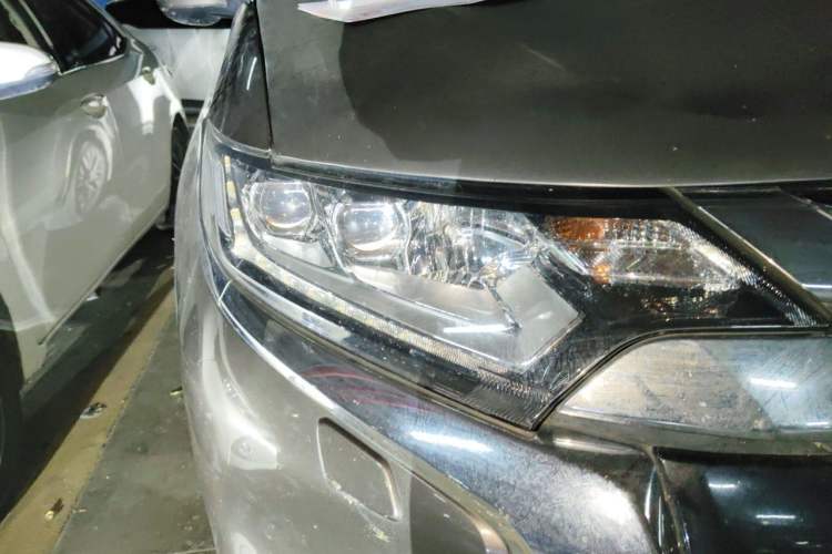 Used Mitsubishi Outlander 2016 2.4L 4x4 Luxury Edition 7-Seater Right Front Headlight