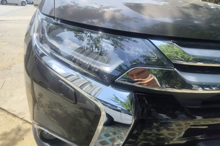 Used Mitsubishi Outlander 2016 2.4L 4x4 Elite Edition 7-Seater Right Front Headlight
