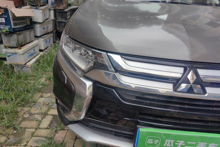 Used Mitsubishi Outlander 2016 2.4L 4x4 Elite Edition 5 Seats Right Front Headlight