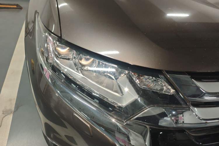Used Mitsubishi Outlander 2016 2.4L 4x4 Elite Edition 7-Seater Right Front Headlight