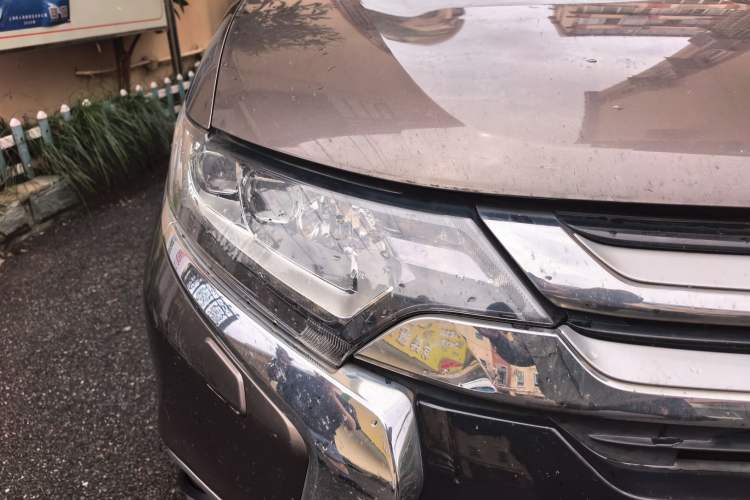 Used Mitsubishi Outlander 2016 2.4L 4x4 Elite Edition 5 Seats Right Front Headlight
