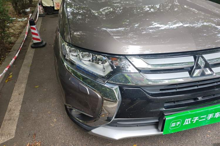 Used Mitsubishi Outlander 2016 2.4L 4x4 Luxury Edition 7-Seater Right Front Headlight
