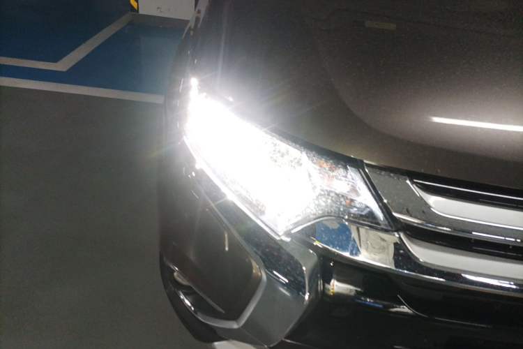 Used Mitsubishi Outlander 2016 2.4L 4x4 Flagship GT Edition 7 Seats Right Front Headlight