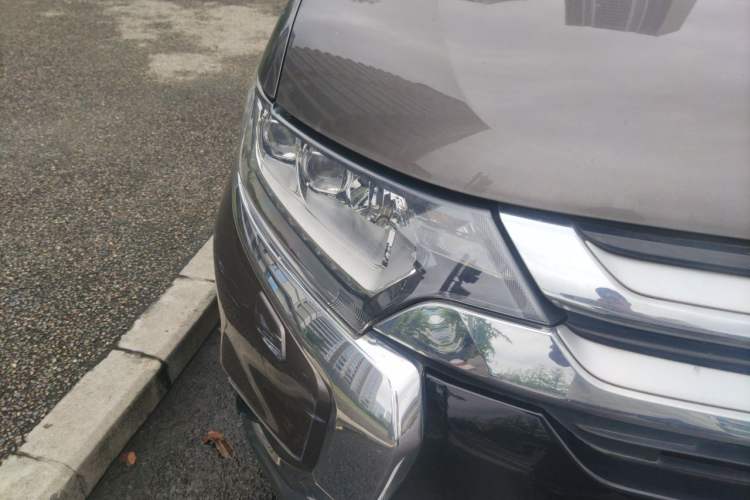 Used Mitsubishi Outlander 2016 2.4L 4x4 Elite Edition 5 Seats Right Front Headlight